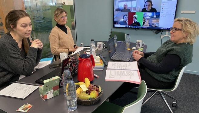 Programgruppen med Dorte og Katrine i spidsen har massevis af online møder med aktørerne. Og sammen med deres moderatorer får de den helt rigtige vinkel på plads i programpunkterne. Her er det arbejdet med Thunderdomes program, der bliver lagt fast sammen med moderator Tine Gøtzsche. Foto: Naturmødet.