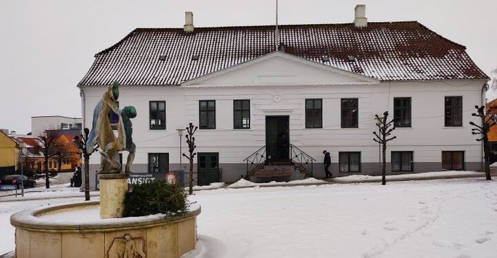 Det gamle Rådhus i Hjørring ved Torvet. Foto: Elling.