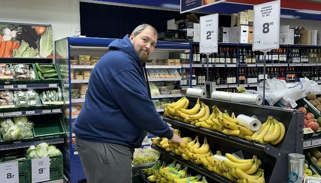 Købmand Kasper Knudsen hos Rema 1000 i Hirtshals. Foto: Privat.