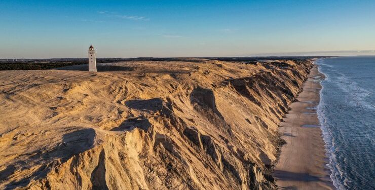 Sandflugt og kysterosion ses mest markant ved Rubjerg Knude Fyr. Foto: Hjørring Kommune.