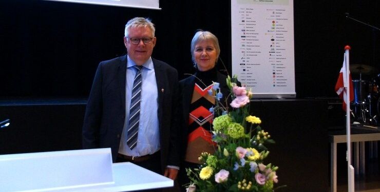 Borgmester Søren Smalbro og rektor Elsebeth Gabel Austin lagde under campens officielle åbning begge vægt på, at sprog åbner verden.