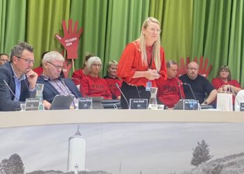 Thomas Klimek og tidligere borgmester Arne Boelt samt nuværende borgmesterkandidat Mai-Britt Beith fra Socialdemokratiet i byrådssalen på Rådhuset i Hjørring. Foto: Arkiv.