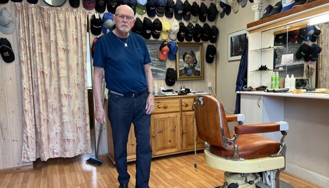 Frisør Svend Åge Keldebæk i salonen på Hjørringgade i Hirtshals. Foto: Niels Skipper.