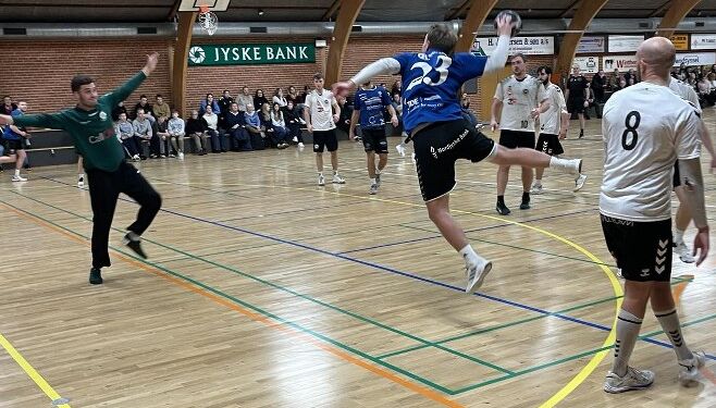 Ronni Gravesen scorer for Tonby IF Håndbold.