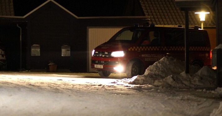 Beredskabet ankom til adressen i Tårs. Foto: Presse-fotos.dk.