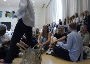 Hver fjortende dag samles elever og personale til morgensamling i festsalen med fællessang, meddelelser og underholdning, ofte ved skolens musikelever.