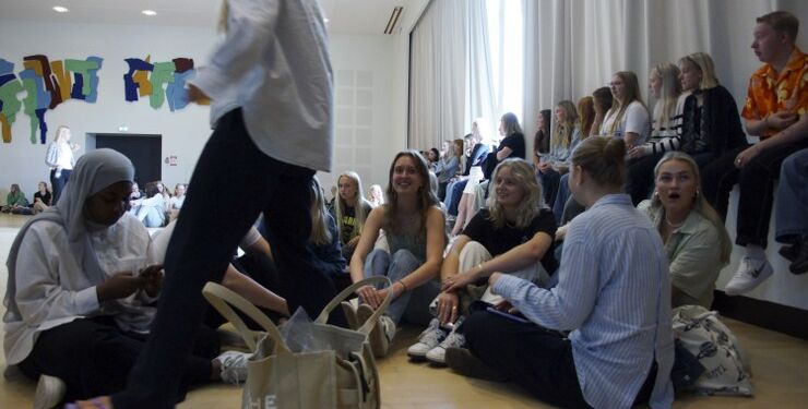 Hver fjortende dag samles elever og personale til morgensamling i festsalen med fællessang, meddelelser og underholdning, ofte ved skolens musikelever.