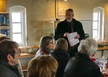 Troels Bidstrup Hansen holder tale ved indvielsen af en af de mange kunsudstillinger på Hirtshals Fyr. Foto (arkiv): Niels Skipper.