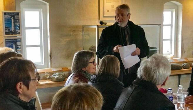 Troels Bidstrup Hansen holder tale ved indvielsen af en af de mange kunsudstillinger på Hirtshals Fyr. Foto (arkiv): Niels Skipper.