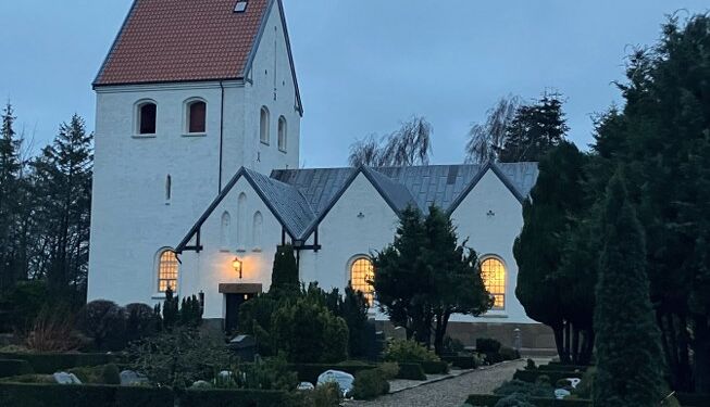 Skumring ved Uggerby Kirke. Foto: Palle W. Nielsen
