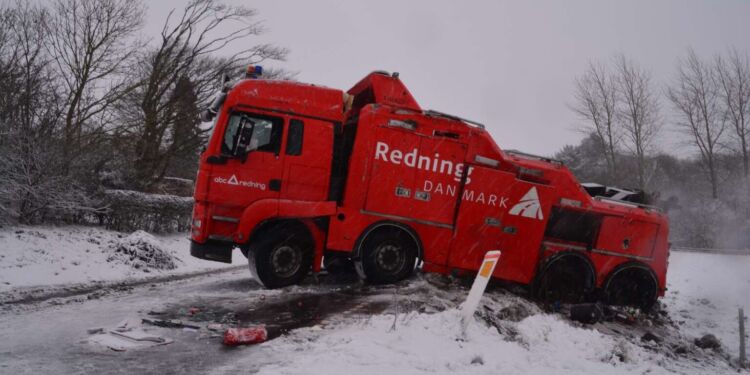 Redningskøretøj kørte tirsdag formiddag i grøften på Skagen Landevej nær Hjørring. Uden vejrprognoser ville redningsfolk og alle vi andre være endnu værre stedte. Foto: Presse-fotos.dk
