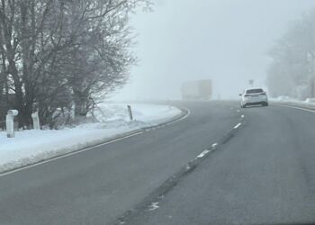 Bilist i tågedis uden tændte baglygter. Foto: Privat.