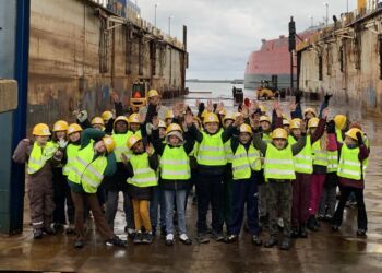 Lokale skoleelever ved dokken hos Hirtshals Yard. Foto: Anette H. Sørensen.
