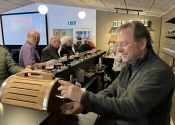 Brygmester Kjell Røberg-Larsen serverer for gæsterne på Bryghuset Lendum Kro. Foto: Palle W. Nielsen