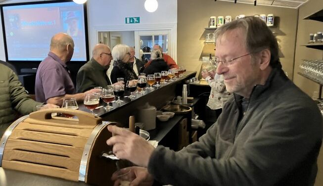 Brygmester Kjell Røberg-Larsen serverer for gæsterne på Bryghuset Lendum Kro. Foto: Palle W. Nielsen