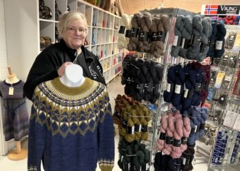 Doris har travlt med stor interesse for lækkert garn hos Holmberg Handel. Foto: Palle W. Nielsen