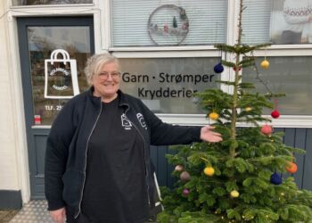 Doris laver sit eget julepynt af garn. Foto: Palle W. Nielsen