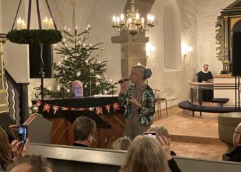 Kirkesanger Freja Gru leverede en flot version af ABBAs ”Happy New Year” akompagneret af Niels Ole Sørensen. Foto: Palle W. Nielsen