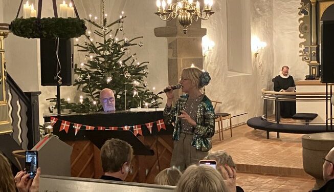 Kirkesanger Freja Gru leverede en flot version af ABBAs ”Happy New Year” akompagneret af Niels Ole Sørensen. Foto: Palle W. Nielsen