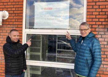 Søren Tjønneland og Dennis Bøgedal Bak glæder sig over, at Lendum kan bevare en god købmandsbutik. Foto: Palle W. Nielsen