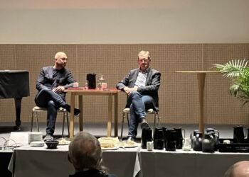 Rasmus Prehn og Bjarne Laustsen, til højre, på scenen i Musiksalen på Vendsyssel Teater. Foto: Palle W. Nielsen