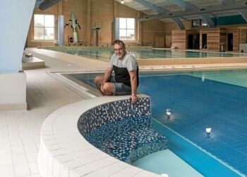 Halinspektør Mogens Fonseca glæder sig til at byde velkommen til gratis svømmehal mandag i uge 8.