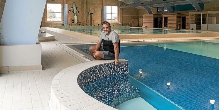 Halinspektør Mogens Fonseca glæder sig til at byde velkommen til gratis svømmehal mandag i uge 8.