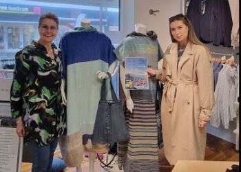 Her ses Lene og Cecilie med udstillede ponchoer  i butikken Havkyst på Nørregade i Hirtshals. Foto: Privat.