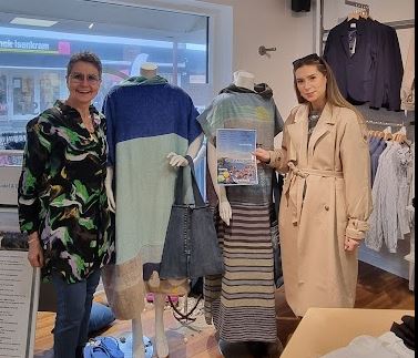 Her ses Lene og Cecilie med udstillede ponchoer  i butikken Havkyst på Nørregade i Hirtshals. Foto: Privat.