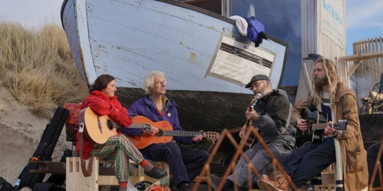 Hygge med musik ved Artic Marley 2024 i Hirtshals. Foto: Arturs Pirazkov.