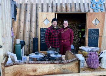 Initiativtager Mads Halle Bruun og Sarah Munch ved House of Tea under Artic Marley 2024 ved Vestmolevej overfor Husmoderstranden. Foto (arkiv): Niels Skipper.