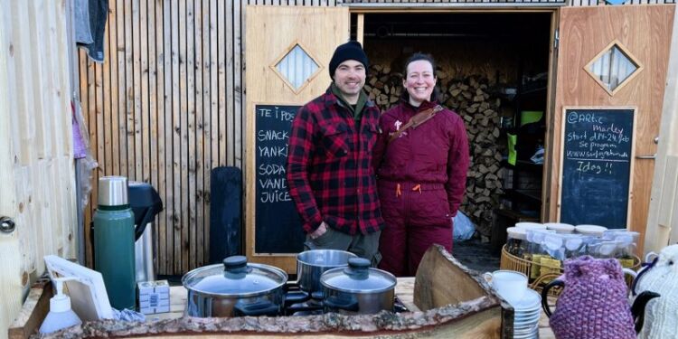 Initiativtager Mads Halle Bruun og Sarah Munch ved House of Tea under Artic Marley 2024 ved Vestmolevej overfor Husmoderstranden. Foto (arkiv): Niels Skipper.