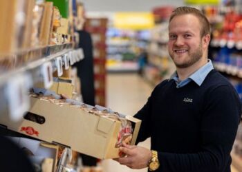 Butikschef Benjamin Fridlund står den den 22. februar parat til at åbne Lidls nyeste butik i Hirtshals. Foto: Lidl.