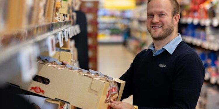 Butikschef Benjamin Fridlund står den den 22. februar parat til at åbne Lidls nyeste butik i Hirtshals. Foto: Lidl.