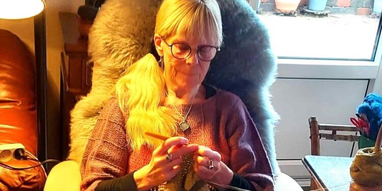 Birthe Nesgaard Johansen i gang med hæklingen af klude til Stafet For Livet. Foto: Jørgen Johansen.