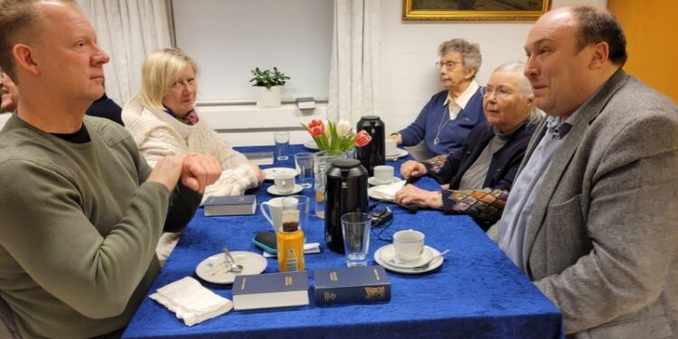 Sognepræst Renë Højgaard Olsen i dialog med biskop Thomas Reinholdt Rasmussen.