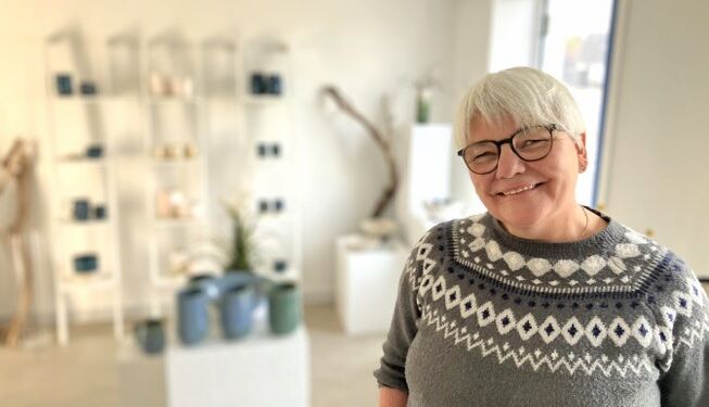 Britta Jakobsen glæder sig til åbne og vise frem i Galleri Vesterhaw i Tversted. Foto: Palle W. Nielsen