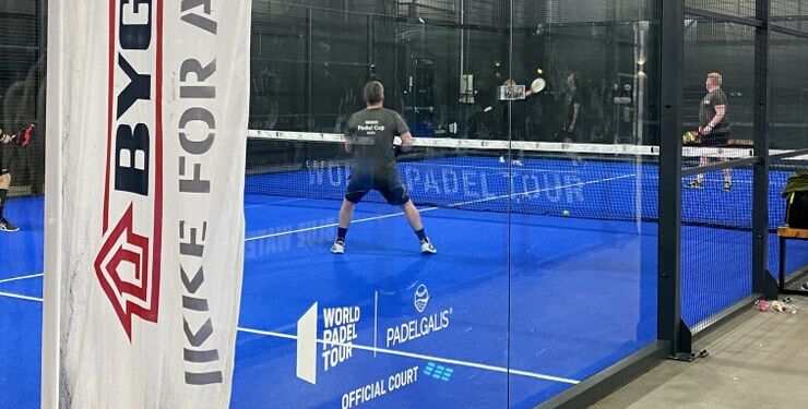 Ender man som sejrherre kan man ikke blot tage trofæet med hjem – man kan også tage en billet med sig til et padel-ophold i Malaga. Foto: Bygma.