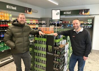 Til venstre den tidligere uddeler Ronni og den nye Min Købmand i Lendum Dennis. Foto: Palle W. Nielsen