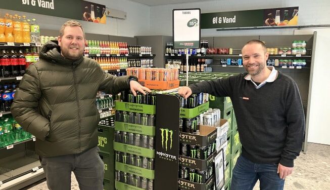 Til venstre den tidligere uddeler Ronni og den nye Min Købmand i Lendum Dennis. Foto: Palle W. Nielsen
