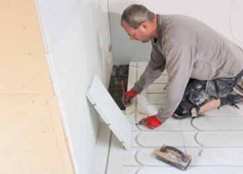 Tømrer Keld Karlsson fortæller, at det har været en fornøjelse at arbejde med gulvvarmepladen i fibergips, da den både er nem at håndtere og montere.