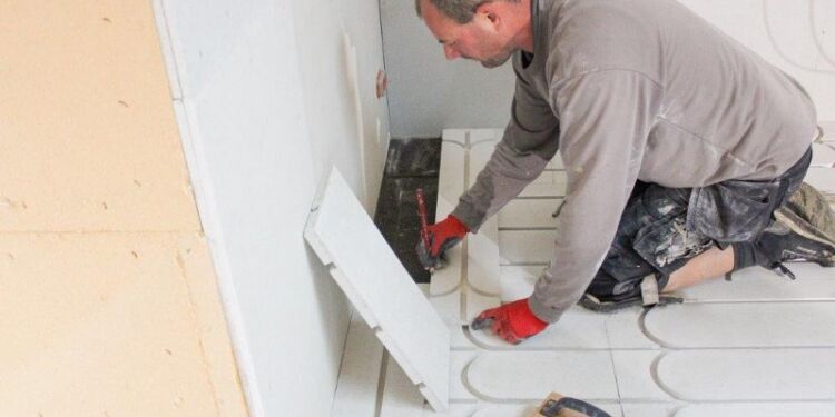 Tømrer Keld Karlsson fortæller, at det har været en fornøjelse at arbejde med gulvvarmepladen i fibergips, da den både er nem at håndtere og montere.