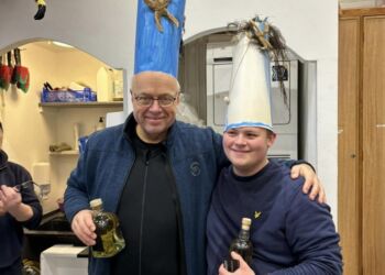 Kattekongen Rasmus og Anders, som blev kåret til årets vådeste ved fastelavn på Hirtshals Havn. Foto: Visit Hirtshals.