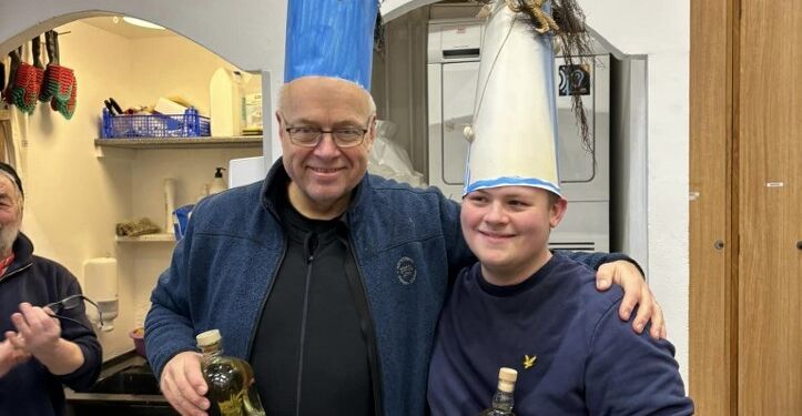 Kattekongen Rasmus og Anders, som blev kåret til årets vådeste ved fastelavn på Hirtshals Havn. Foto: Visit Hirtshals.