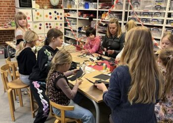 Heidi Brohus og nogle af børnene i gang med fastelavnspynt på Bindslev Skole. Foto: Nanna Nielsen.