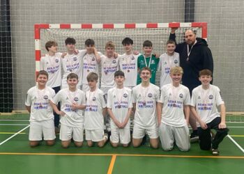 U15 drengene fra Hjørring Futsal Klub sammen med træner Kasper Knudsen, som mange kender fra Rema 1000 i Hirtshals. Foto: HFK.
