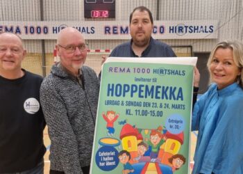 De fire glade arrangører med plakaten for den nye event i Hirtshals Idrætscenter. Det er fra venstre centerleder Lars-Henrik Kristensen, Tommy Høj, som er formand for HHE, Købmand Kasper Knudsen fra Rema 1000 og turstchef Laila Zielke. Foto: HHE.