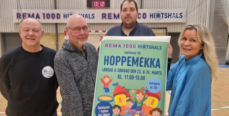 De fire glade arrangører med plakaten for den nye event i Hirtshals Idrætscenter. Det er fra venstre centerleder Lars-Henrik Kristensen, Tommy Høj, som er formand for HHE, Købmand Kasper Knudsen fra Rema 1000 og turstchef Laila Zielke. Foto: HHE.