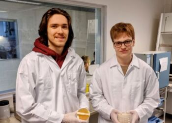 Sylvester Poulsen og Rasmus Meincke Nielsen med de jordprøver de sender til projektet Tiny Earth – måske er det i deres prøver at man finder ny antibiotika.