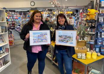 Billedkunster og ildsjæl Anne Martine Horsevad Andersen og Henriette Roden Münster med plakaterne hos Bog & idé i Hirtshals. Foto: Privat.